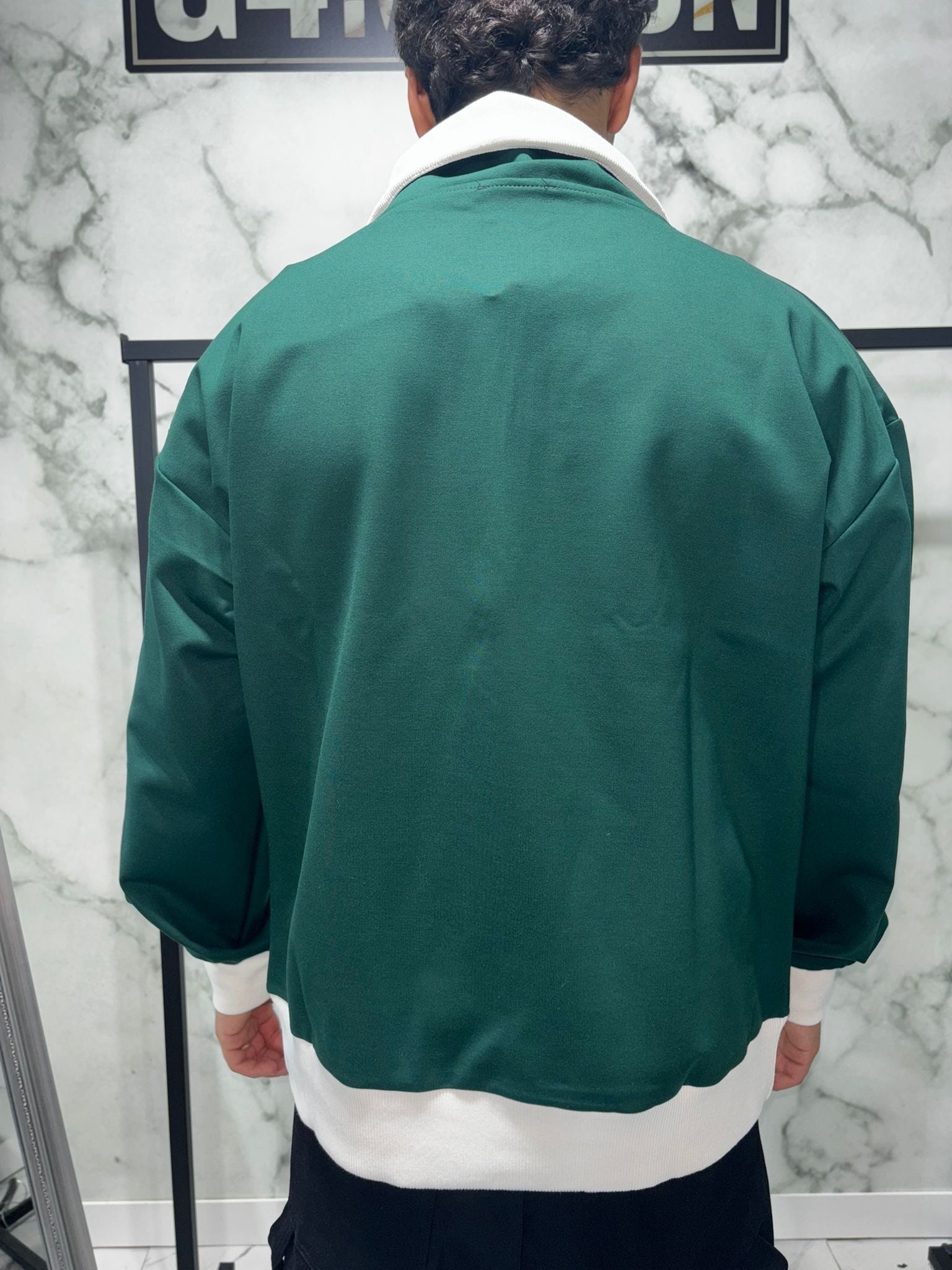 Retro della Forest Zip 2.0 Varsity Felpa in verde foresta e bianco, con design moderno e colletto alto in tessuto premium.