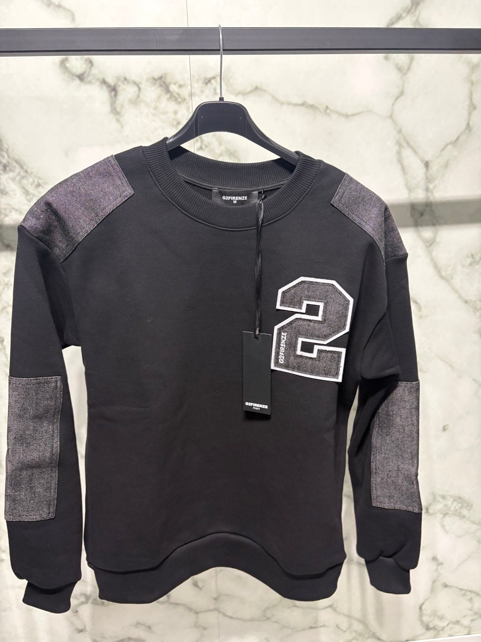 Felpa G2 Firenze College Patch con dettagli varsity in denim grigio e patch "2" ricamata, perfetta per outfit casual e streetwear.