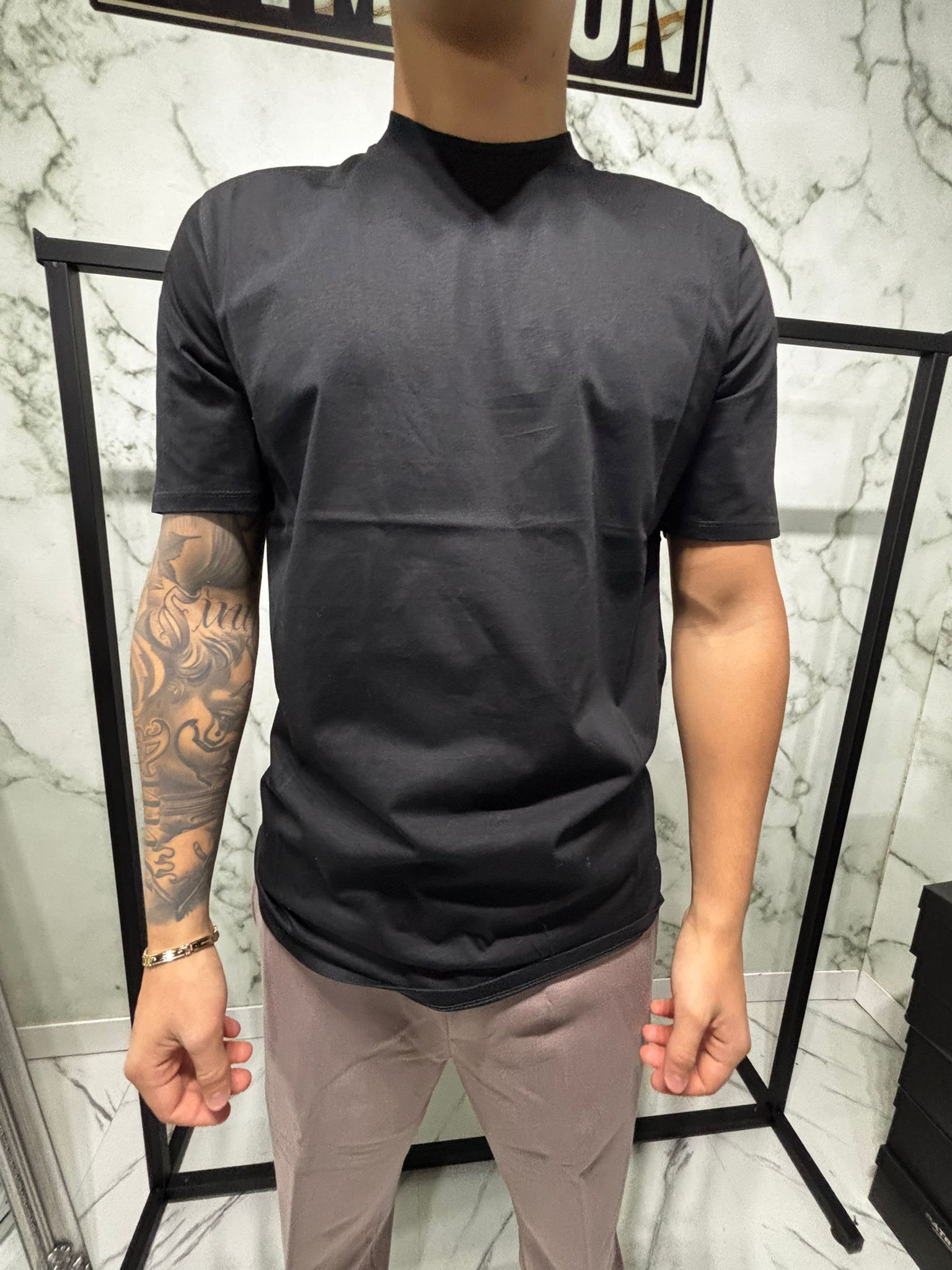 Shirt 2.0 Filo di Scozia Essential Fit in nero, cotone mercerizzato, vestibilità superiore, perfetta per casual e abbigliamento formale.