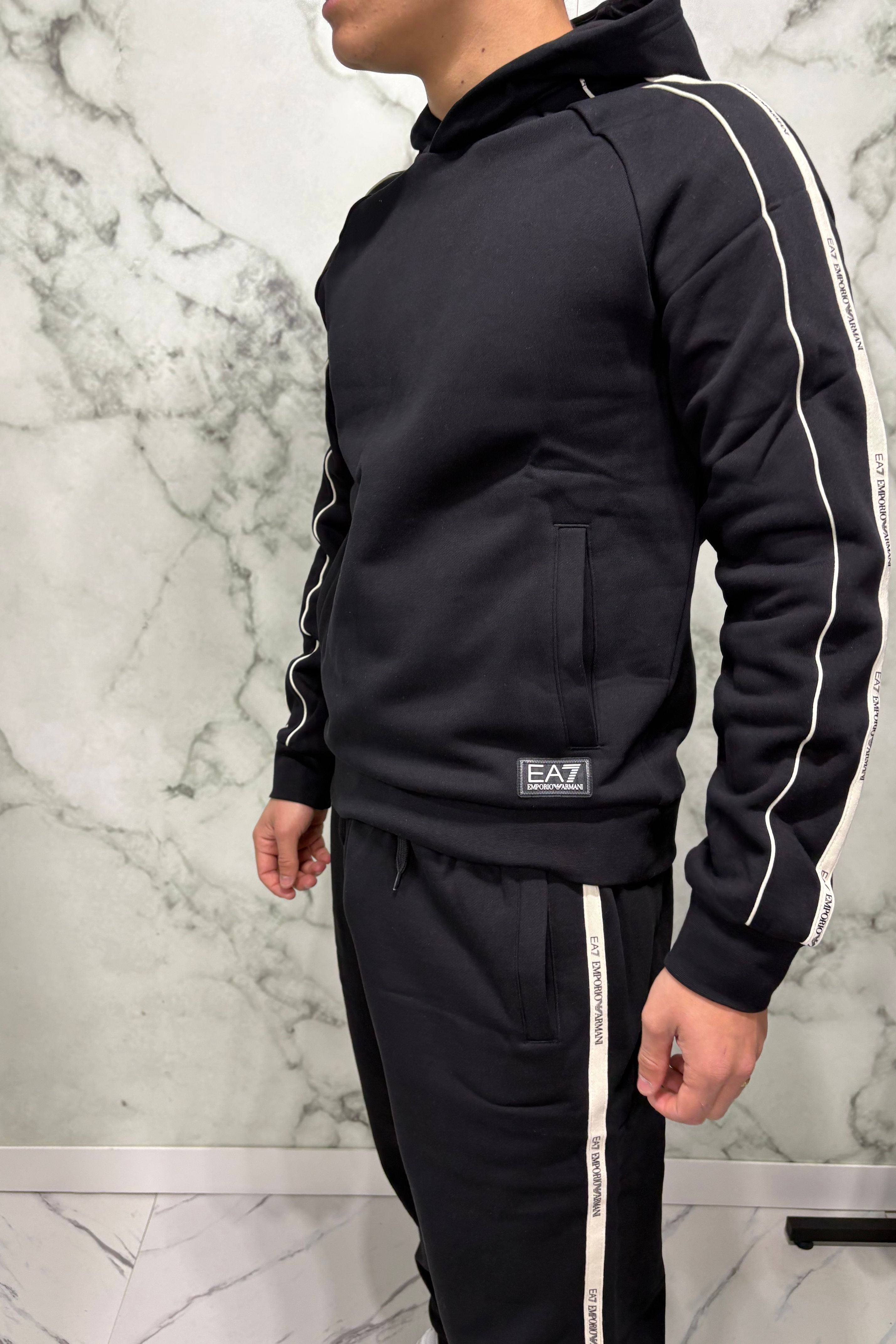 Tuta EA7 Emporio Armani con cappuccio – Nera