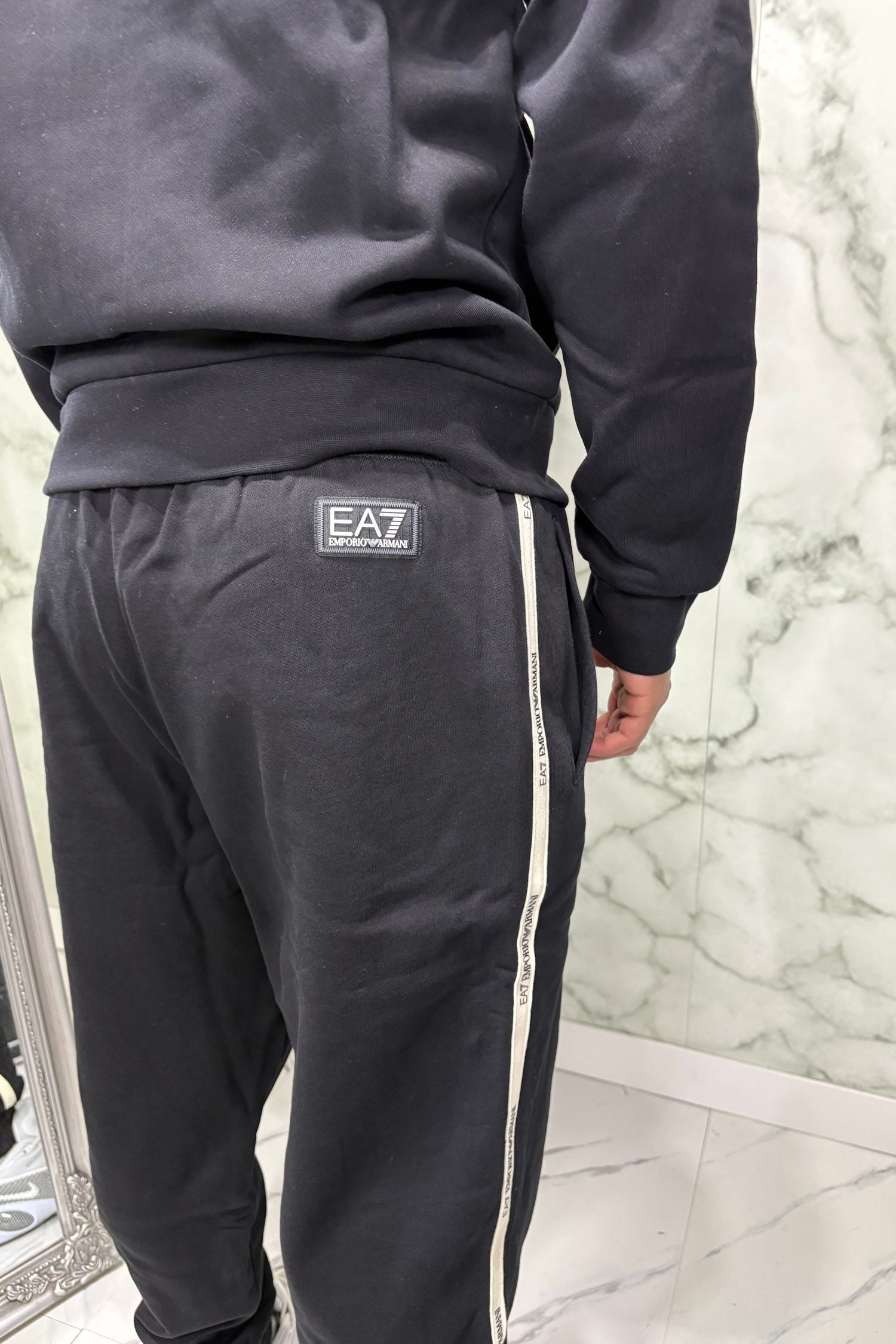 Tuta EA7 Emporio Armani con cappuccio – Nera