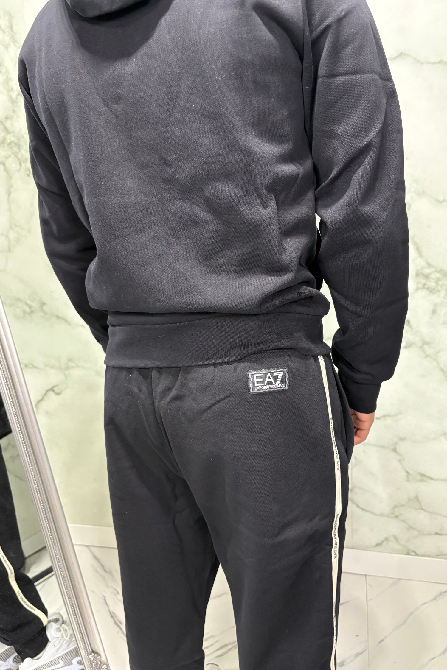 Tuta EA7 Emporio Armani con cappuccio – Nera