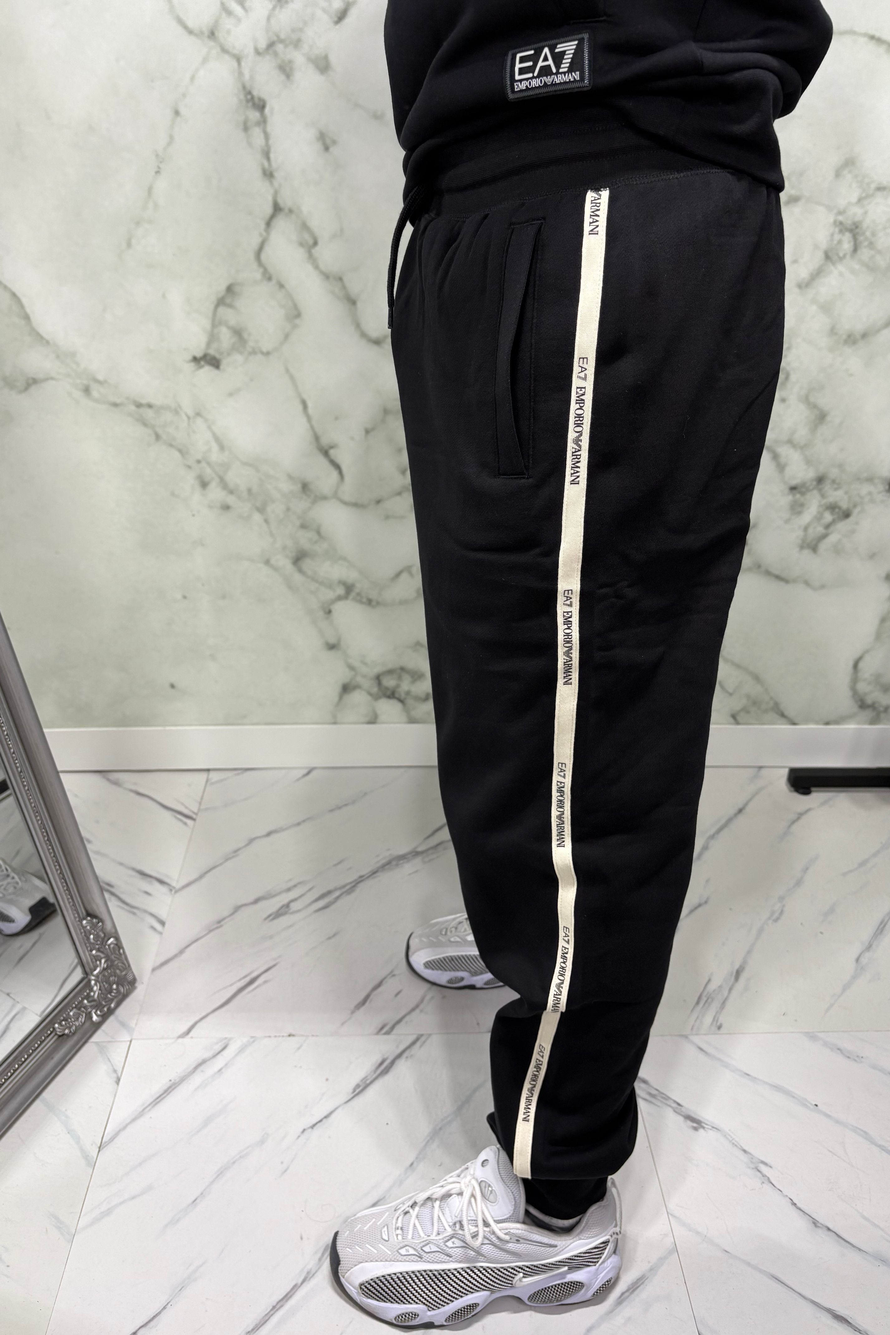 Tuta EA7 Emporio Armani con cappuccio – Nera