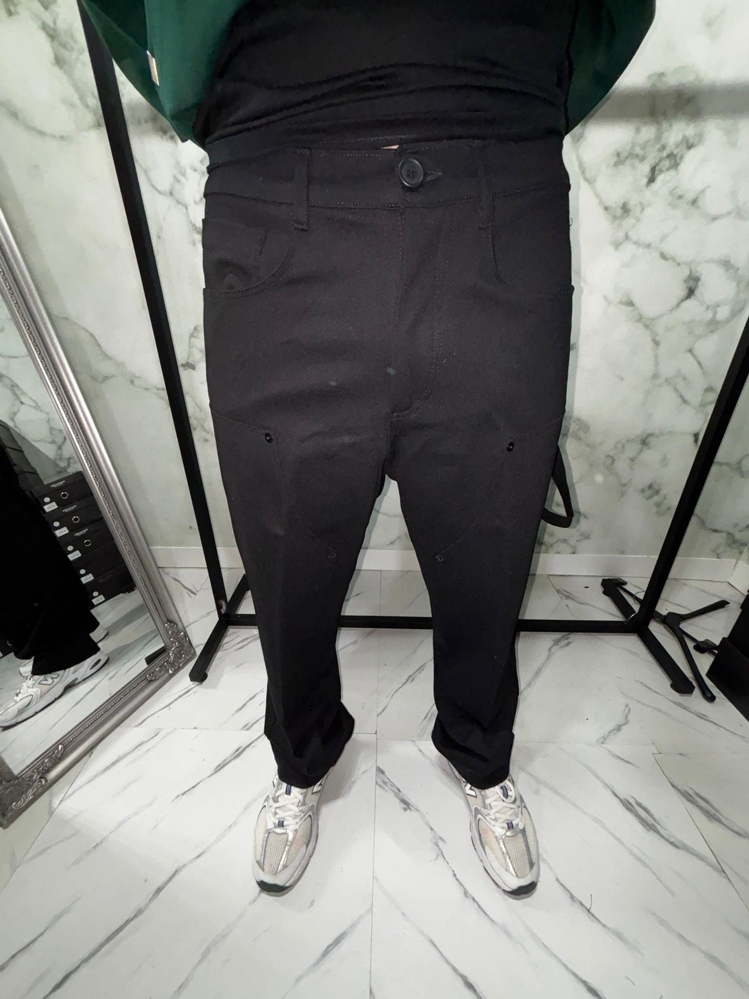 Person wearing Cargo 2.0 Tech Baggy pants in black with sneakers, displaying the baggy fit and modern style.