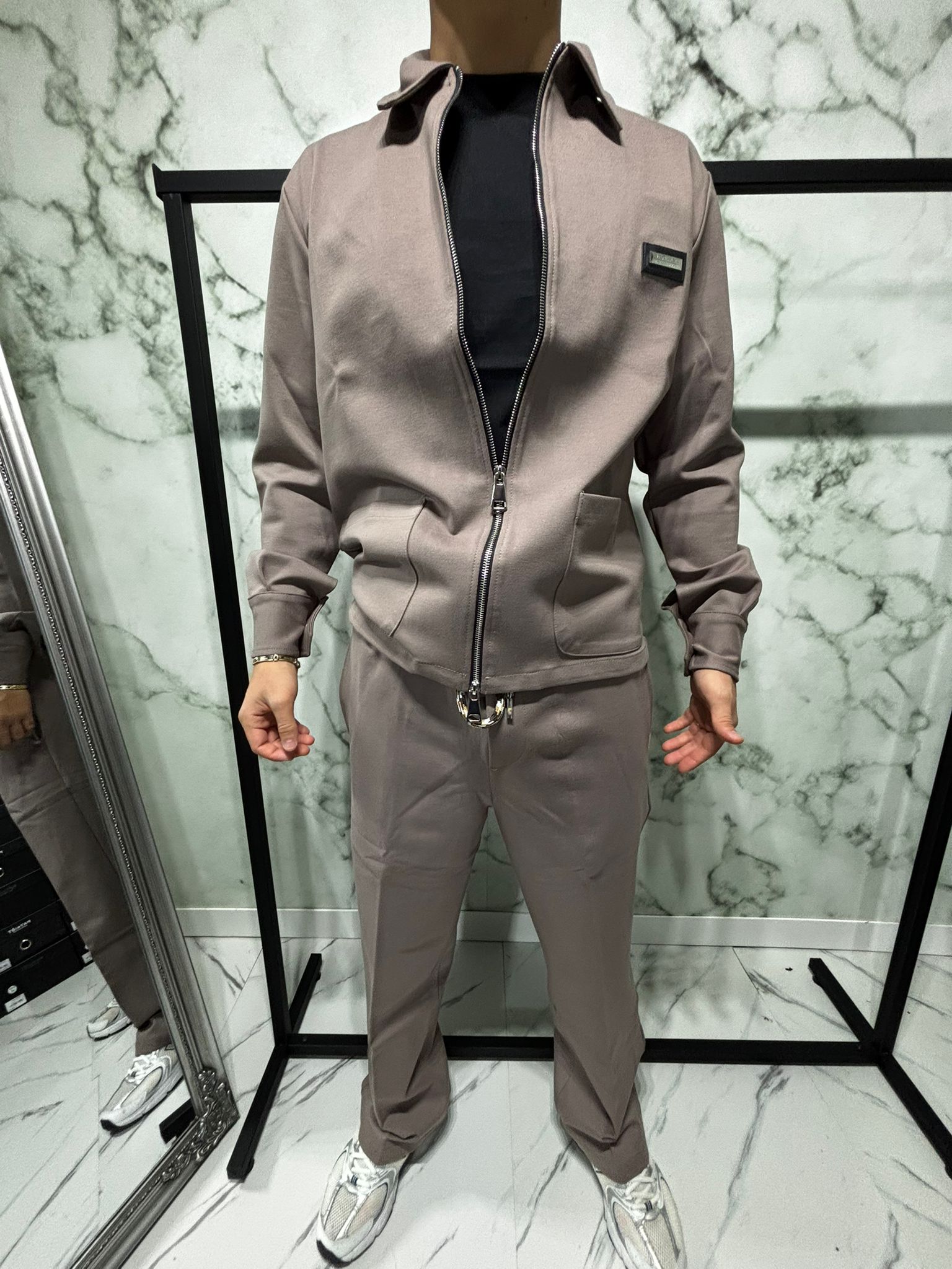 Coordinato 2.0 Essential Zip Beige, featuring a full zip jacket with structured collar and matching pants, styled with sneakers.