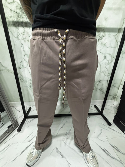 Close-up of Coordinato 2.0 Essential Zip Beige pants with technical drawstring and sleek design.