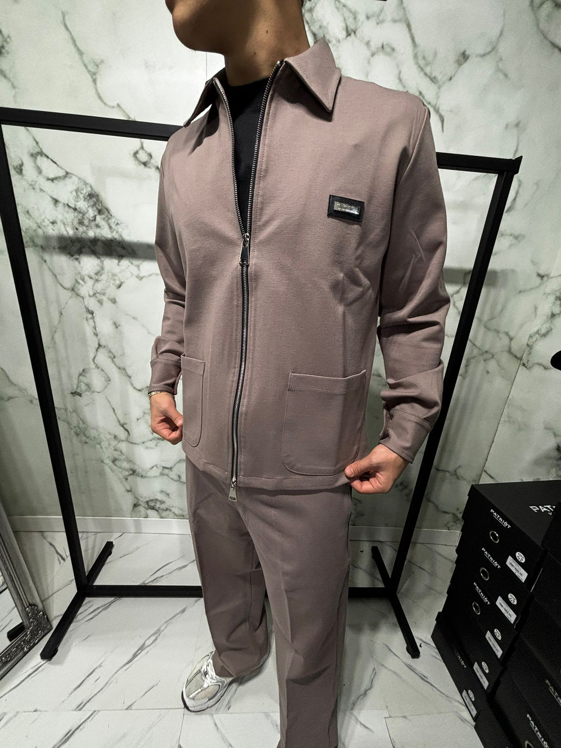 Coordinato 2.0 Essential Zip Beige outfit displayed on a person, highlighting the full zip jacket and regular-slim fit trousers.