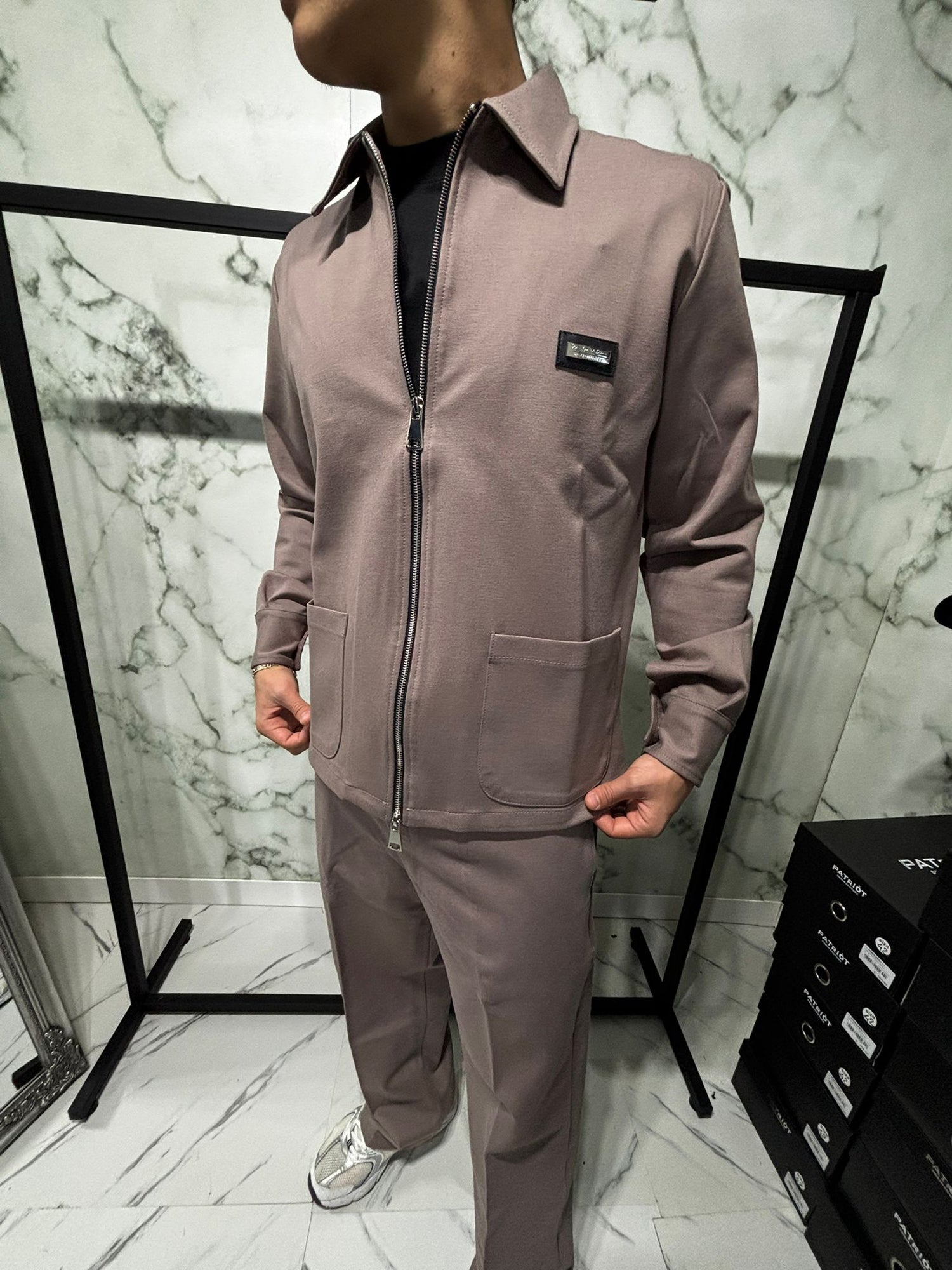 Coordinato 2.0 Essential Zip Beige outfit displayed on a person, highlighting the full zip jacket and regular-slim fit trousers.