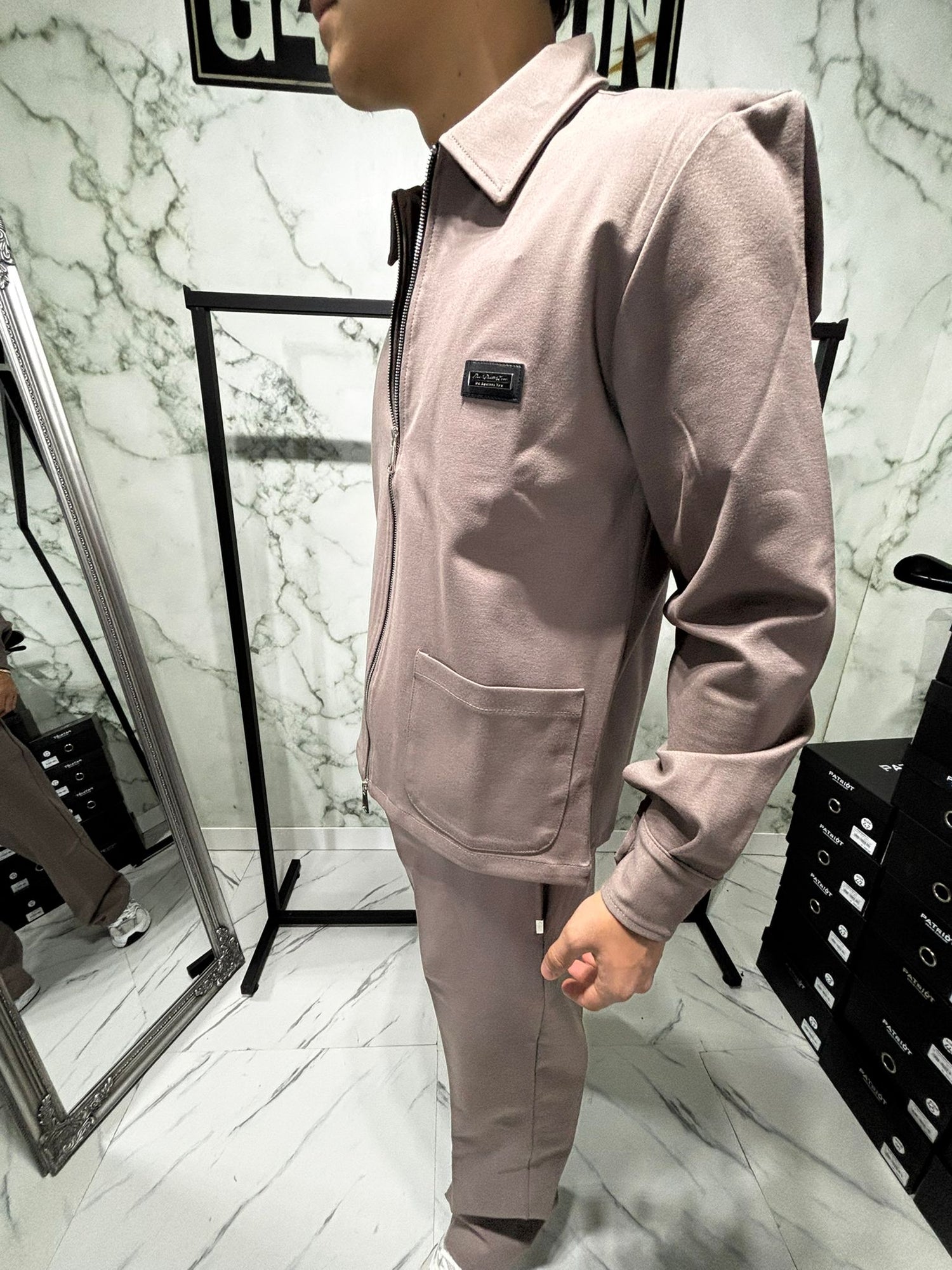 Coordinato 2.0 Essential Zip Beige shown with full zip jacket and regular-slim fit pants, highlighting modern style and comfort.