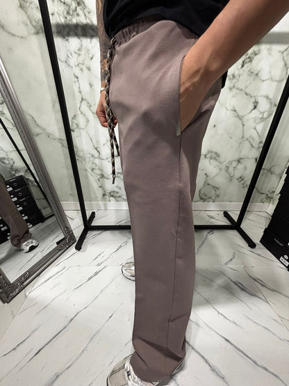 Side view of Coordinato 2.0 Essential Zip Beige pants with modern fit, showcasing premium fabric and stylish design.