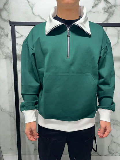 Forest Zip 2.0 Varsity Felpa in verde foresta con colletto e polsini bianchi, design oversize, zip alta, e tasca a marsupio frontale.