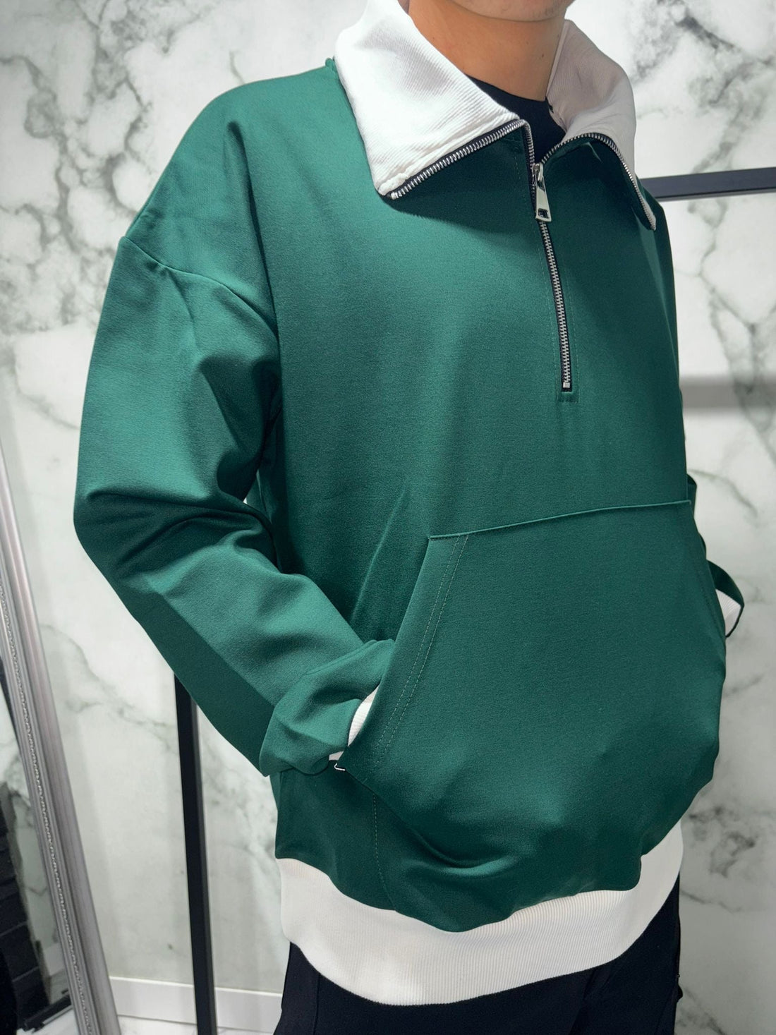 Forest Zip 2.0 Varsity Felpa in verde foresta con colletto alto e bicolore, tasca a marsupio, ideale per uno stile moderno e distintivo.