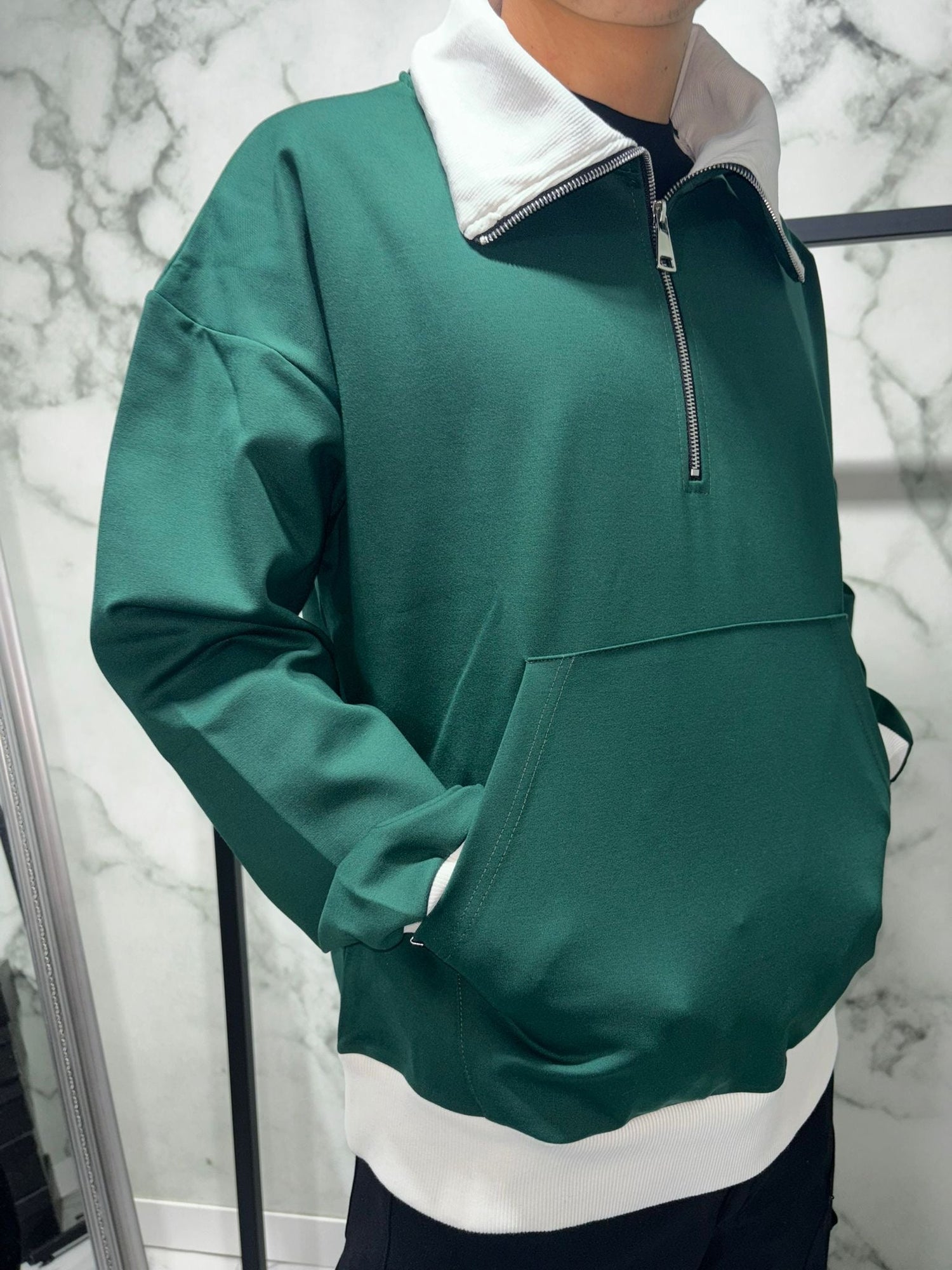 Forest Zip 2.0 Varsity Felpa in verde foresta con colletto alto e bicolore, tasca a marsupio, ideale per uno stile moderno e distintivo.