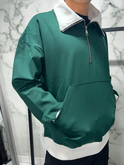 Forest Zip 2.0 Varsity Felpa in verde foresta con colletto alto e bicolore, tasca a marsupio, ideale per uno stile moderno e distintivo.