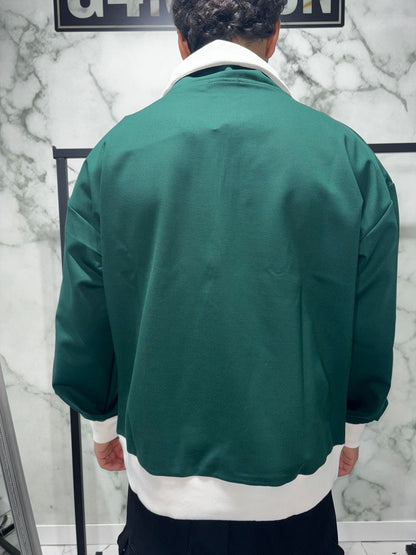 Retro della Forest Zip 2.0 Varsity Felpa in verde foresta e bianco, con design moderno e colletto alto in tessuto premium.