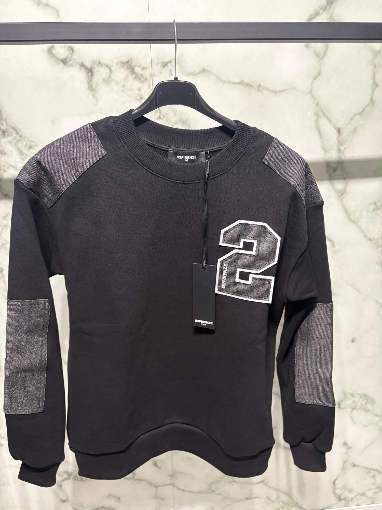 Felpa G2 Firenze College Patch con dettagli varsity in denim grigio e patch "2" ricamata, perfetta per outfit casual e streetwear.