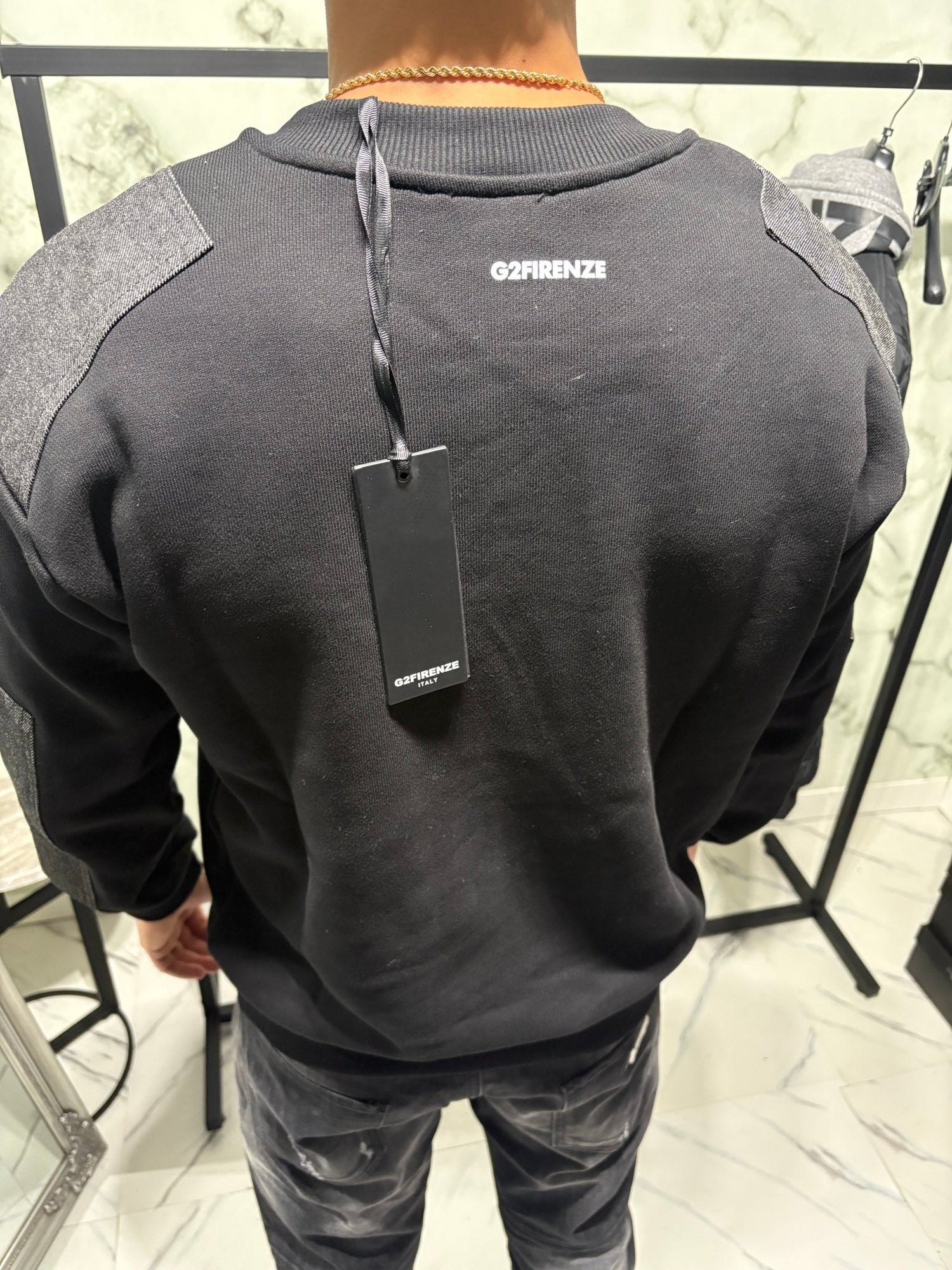 Retro della Felpa G2 Firenze College Patch con inserti in denim grigio e logo minimal, perfetta per outfit casual e streetwear.