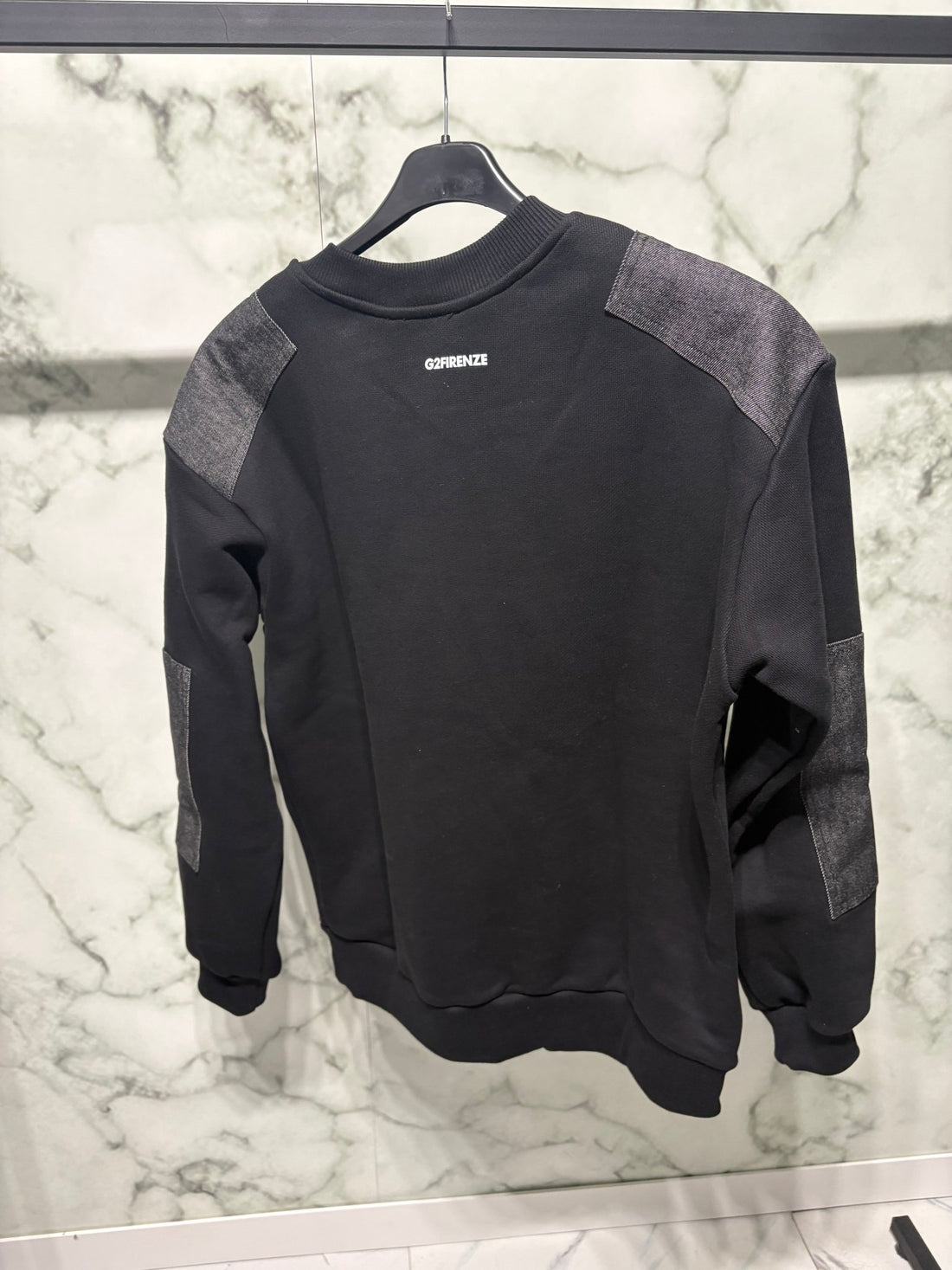 Felpa G2 Firenze College Patch con inserti denim e logo minimal sul retro, ideale per streetwear.