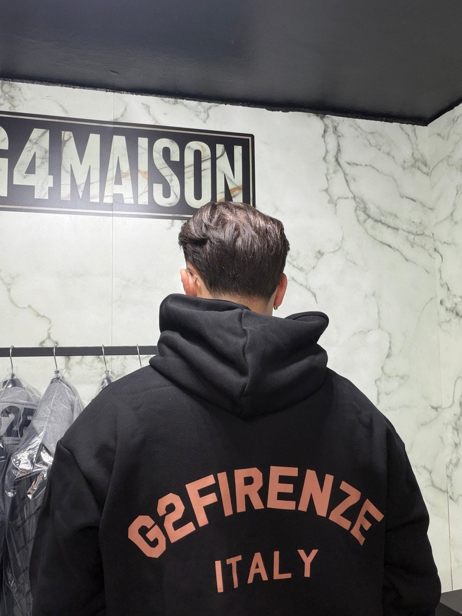 Felpa G2 Firenze “Signature Two” con design distintivo G2 Firenze Italy vista posteriore indossata in negozio.