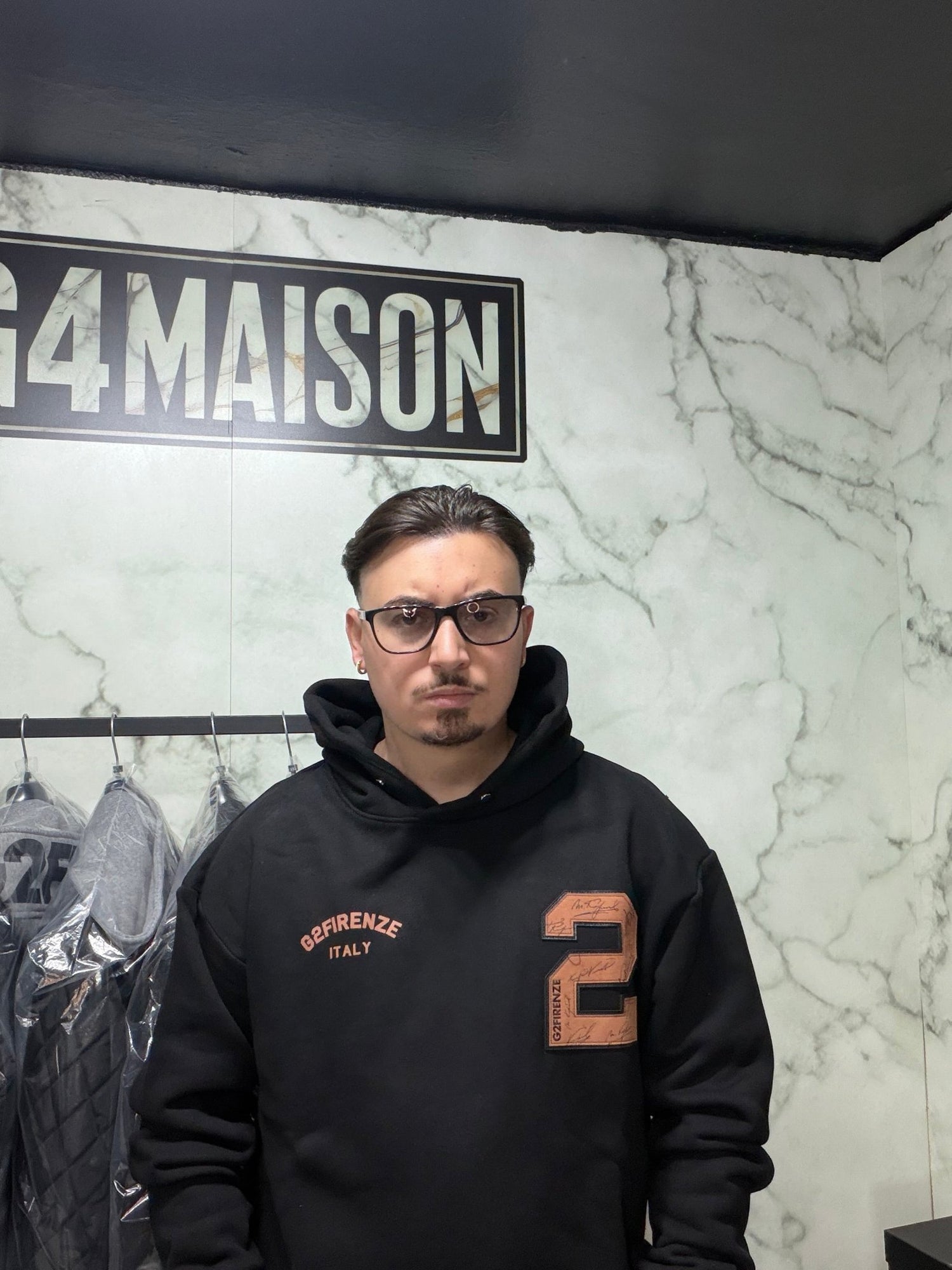 Uomo indossa Felpa G2 Firenze “Signature Two” con maxi patch numero 2 in un negozio moderno.