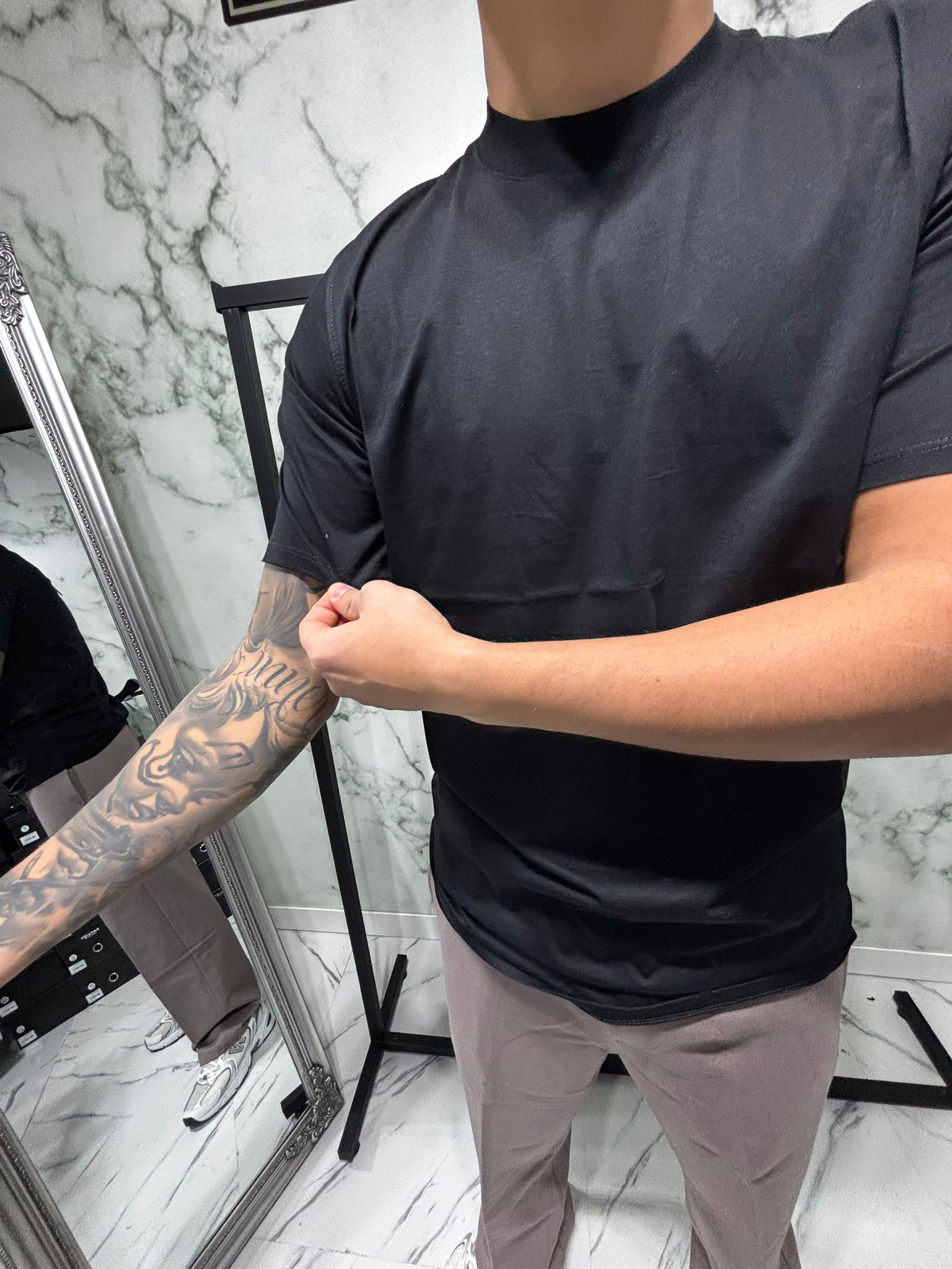 Man wearing black Shirt 2.0 Filo di Scozia Essential Fit, highlighting smooth fit and luxury texture in modern setting.